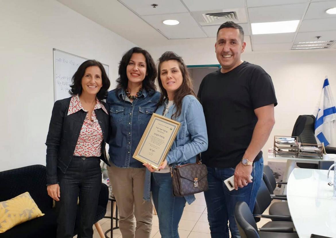 אורטל ויאיר מקבלים תעודת הוקרה מראש המועצה אושרת גני גונן 