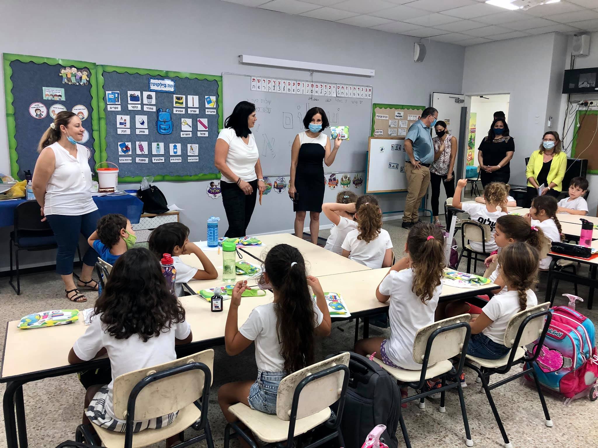 ראש המועצה ותלמידים בפתיחת שנת הלימודים