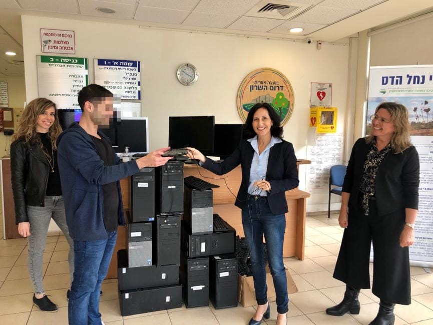 חלוקת מחשבים במועצה במסגרת מיזם מתחשבים