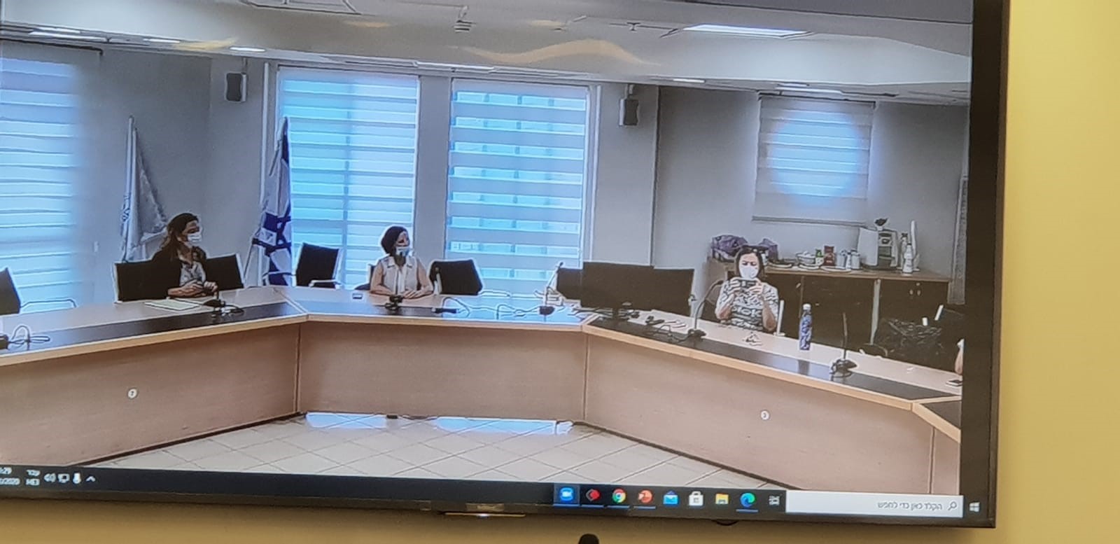 ראש המועצה, אושרת גני גונן ומנהלת אגף החינוך, נני רייזברג מברכות את הסטודנטים