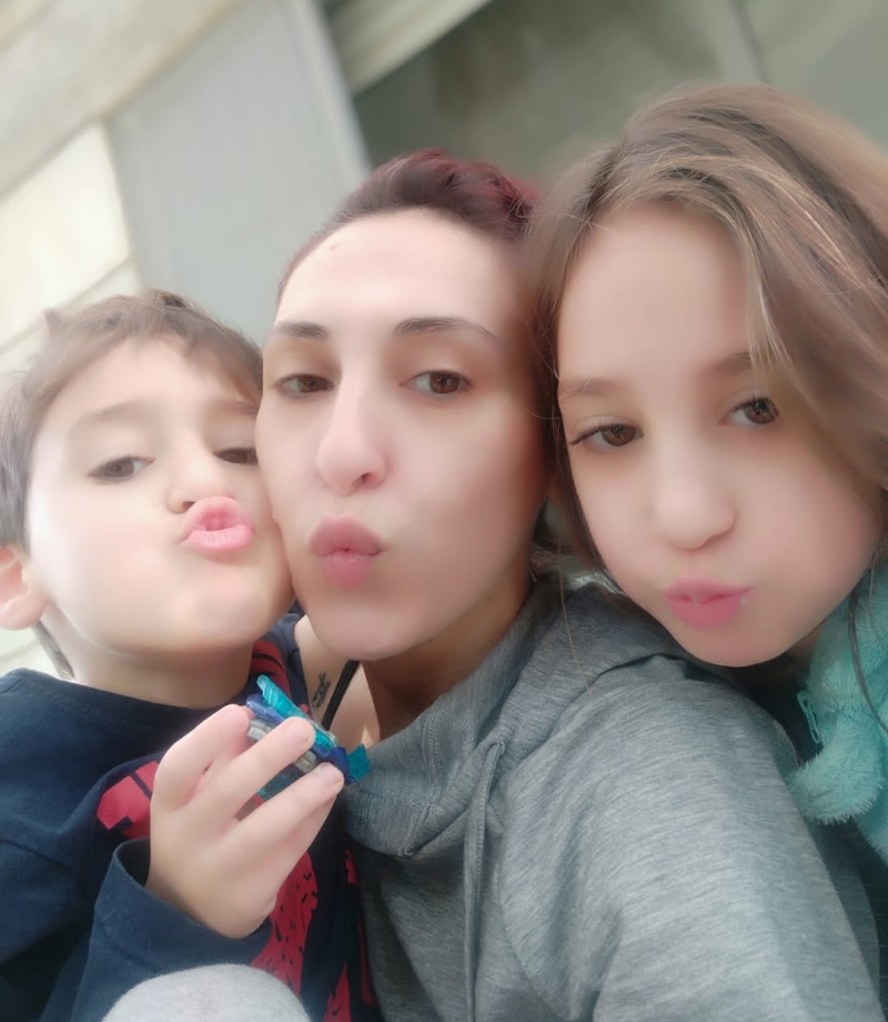 בתמונה אילון בכר גוץ עם ילדיה
