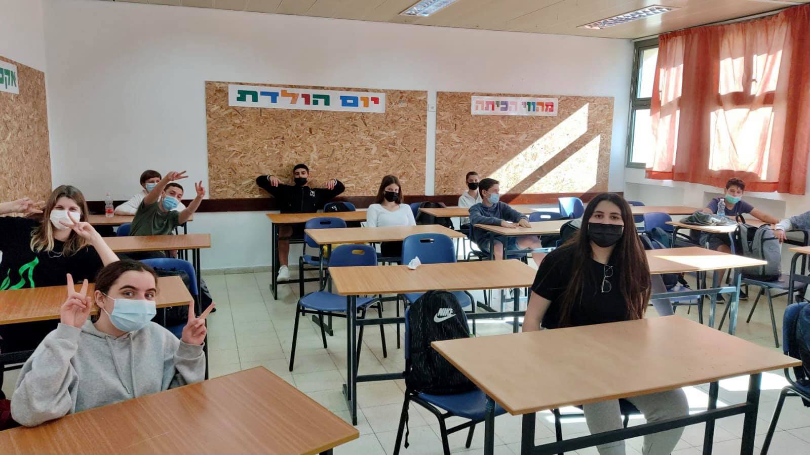 חוזרים לבית הספר תלמידים בכיתה
