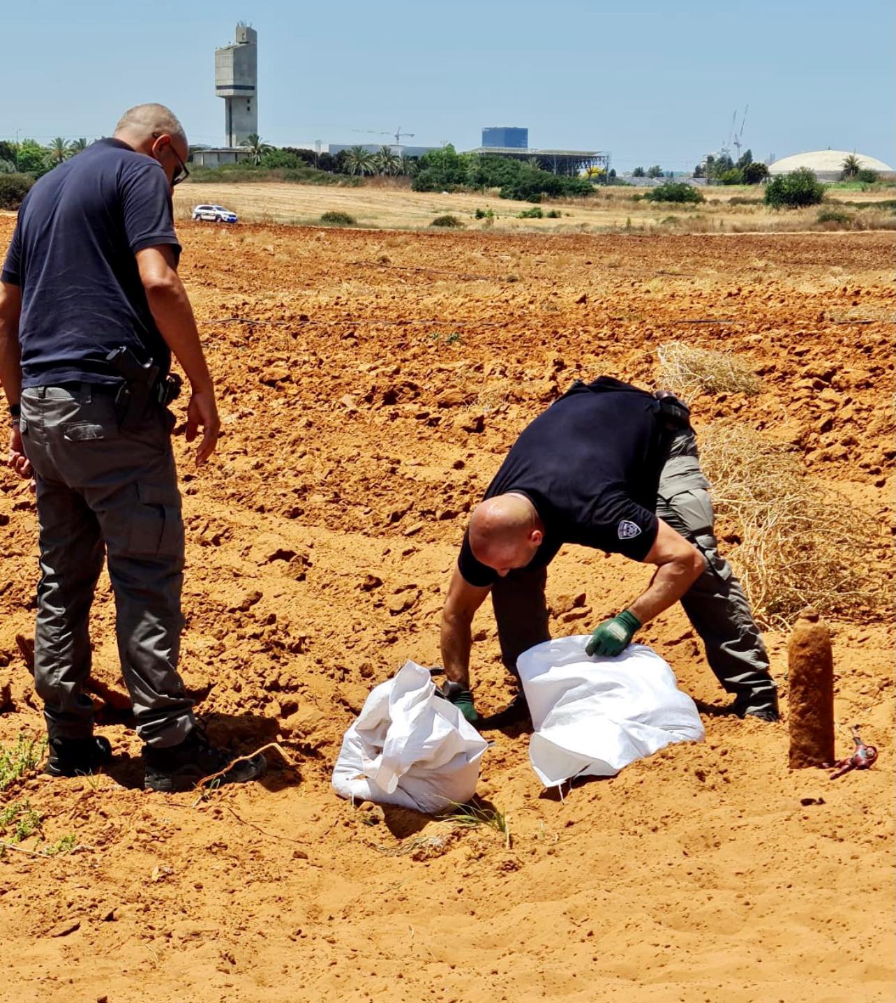 חבלני המשטרה מגלים את הפגזים בשדה