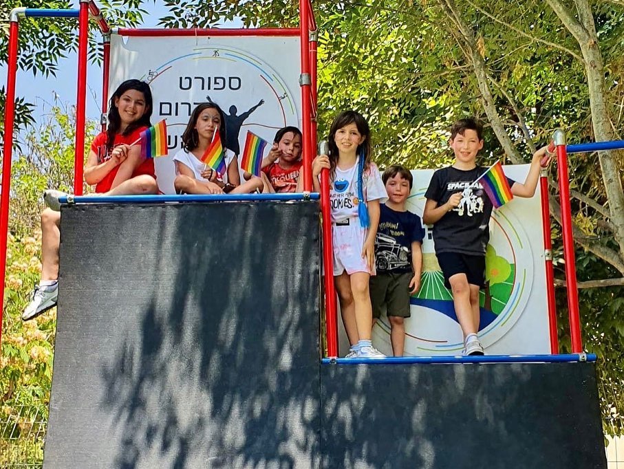 ילדות וילדי דרום השרון בפיקניק המשפחות לחודש הגאווה במתחם הנינגה בדרום השרון