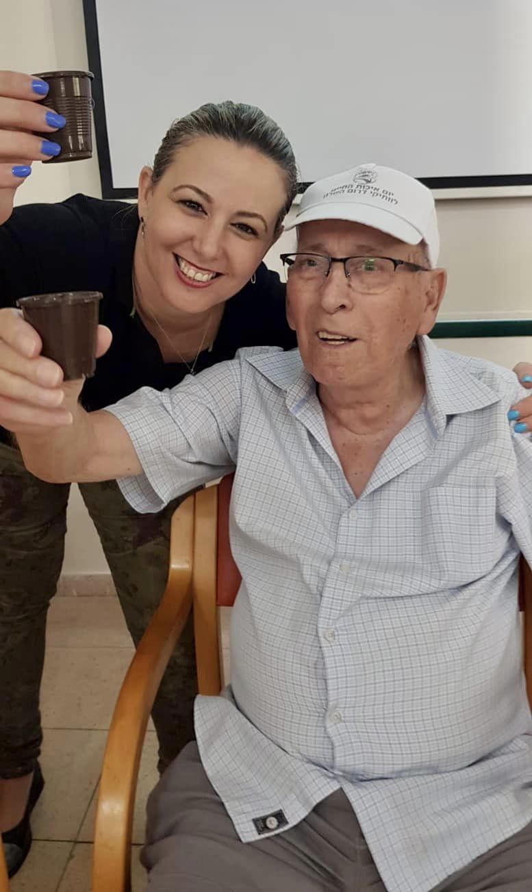תלמידי בית ספר עמי אסף מבקרים את חברי מועדון ניצולי השואה בשדה ורבורג