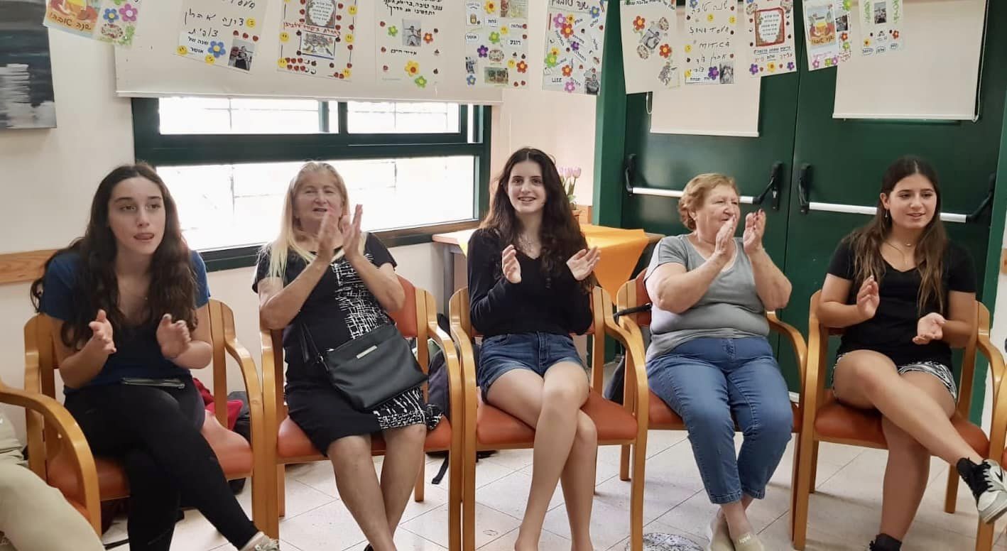 תלמידי בית ספר עמי אסף מבקרים את חברי מועדון ניצולי השואה בשדה ורבורג