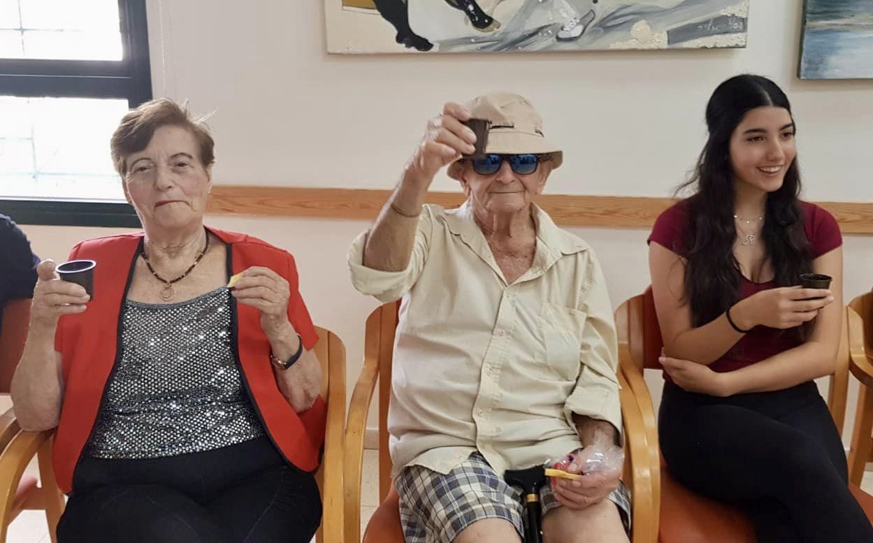 תלמידי בית ספר עמי אסף מבקרים את חברי מועדון ניצולי השואה בשדה ורבורג