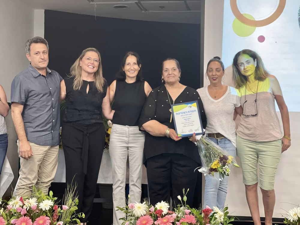 מעניקים תעודת הוקרה לעובדת אילנה קצוני מצטיינת מועצה אזורית דרום השרון