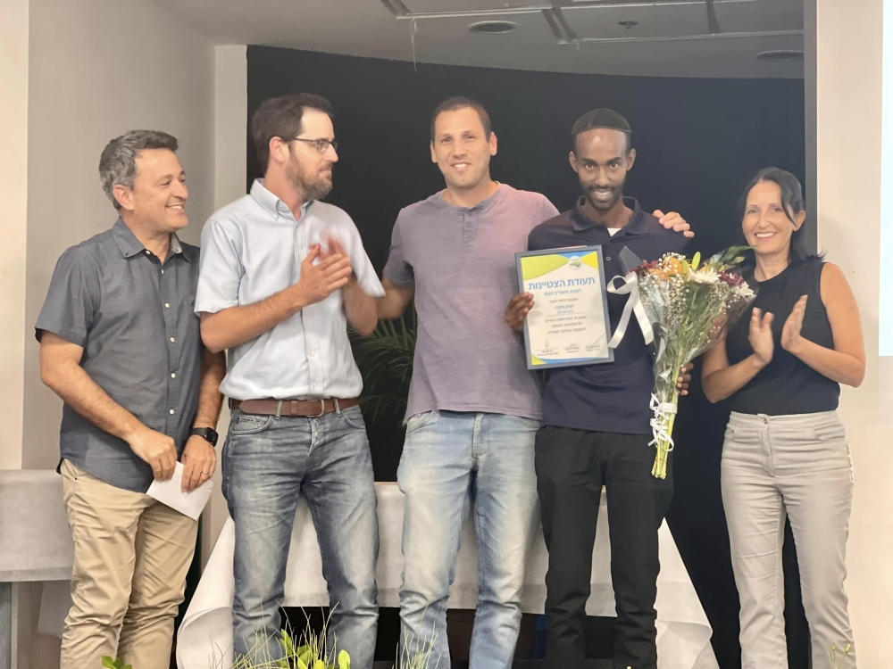 מעניקים תעודת הוקרה לעובד יונתן פקדו מצטיין מועצה אזורית דרום השרון