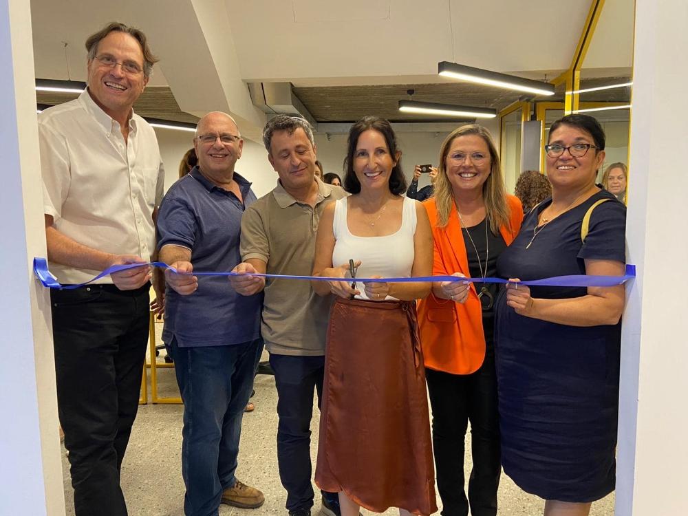 גוזרים את הסרט בטקס ההשקה של מעבדת הדימיון הראשונה בדרום השרון