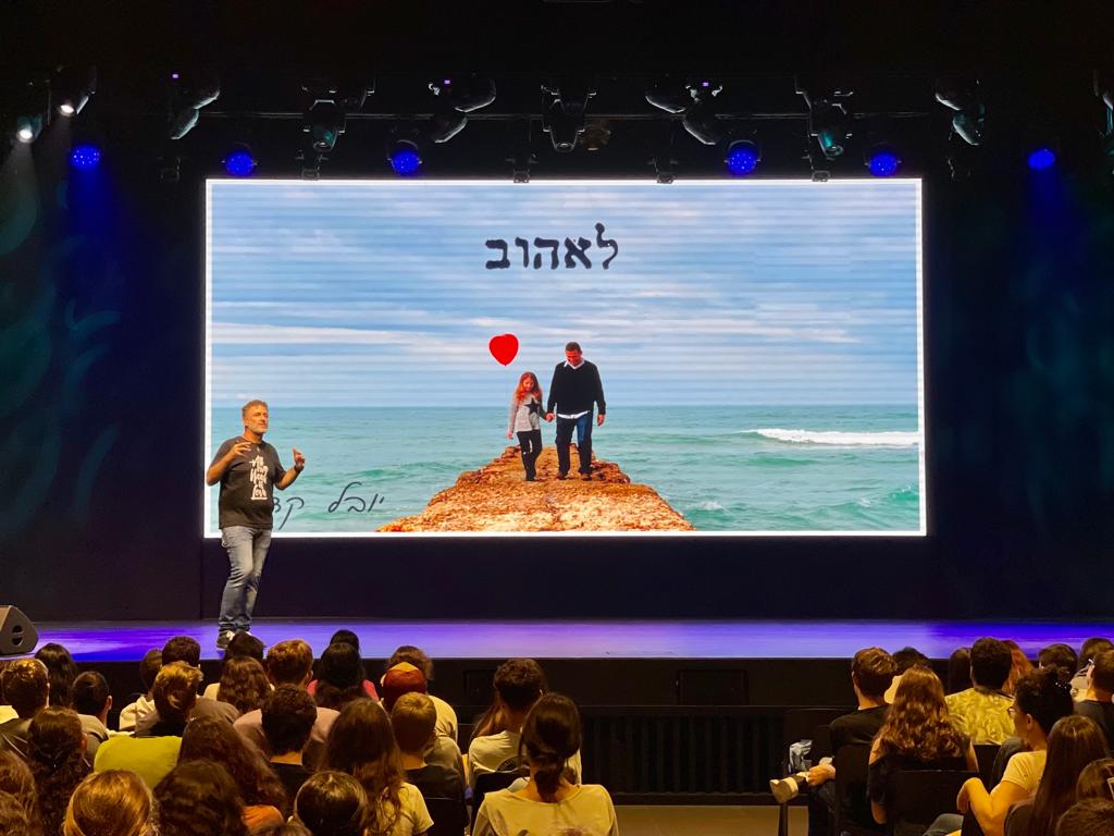 יובל קדוש בהרצאה לנוער ביריד המעורבות החברתית דרום השרון