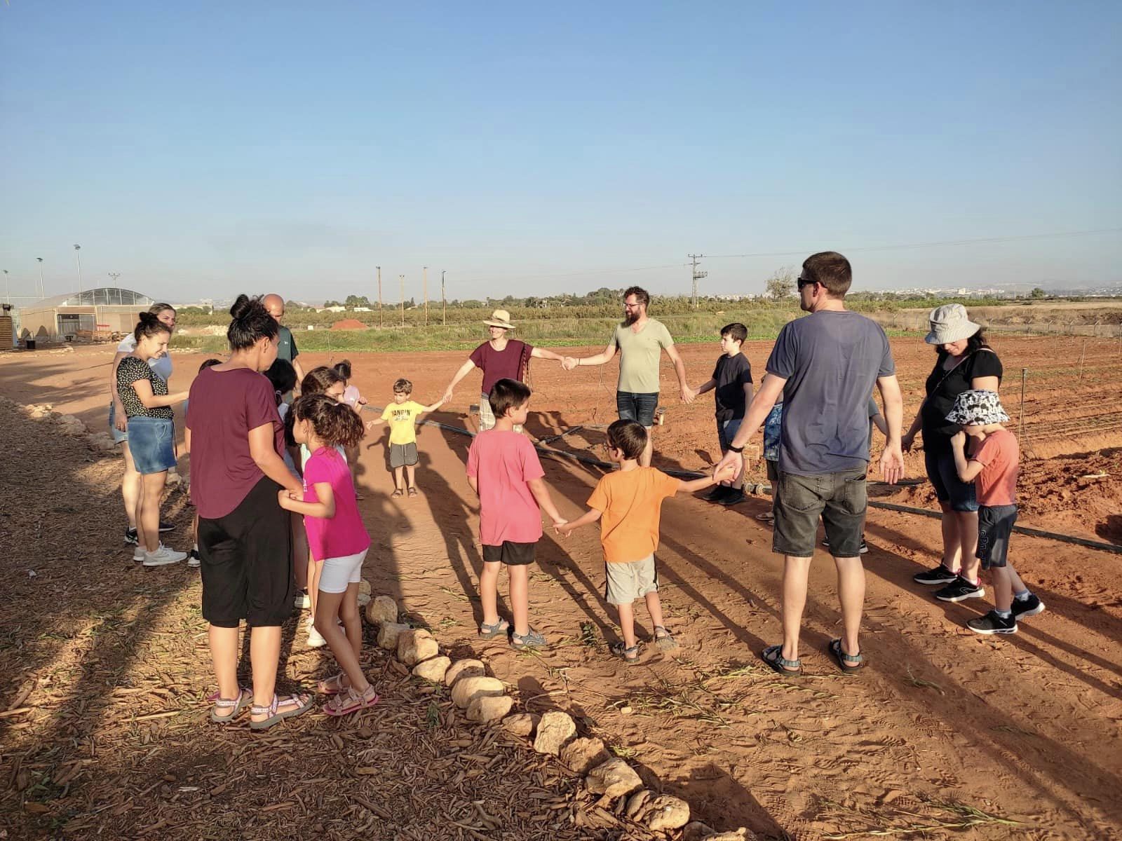 משפחות בטיול סליחות לקראת יום כיפור בדרום השרון
