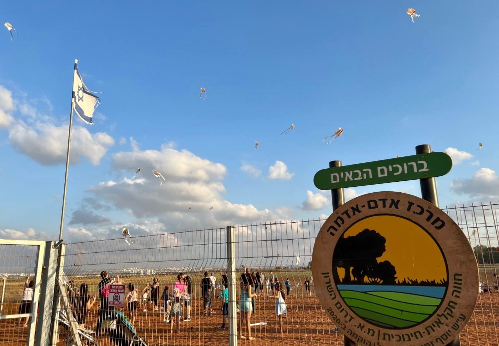 תושבי דרום השרון מפריחים עפיפונים בחווה החקלאית בחג סוכות
