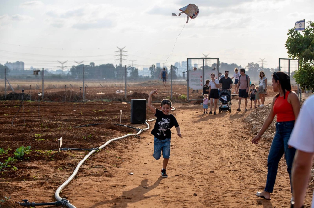 ילד מפריח עפיפון בהפנינג עפיפונים בדרום השרון