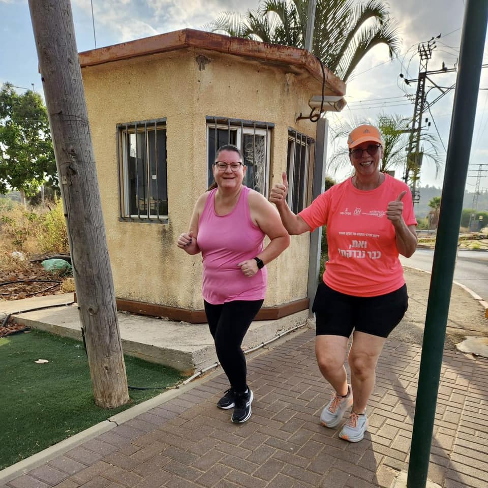 משתתפות במרוץ גם אני רצה להעלאת המודעות לסרטן השד בדרום השרון