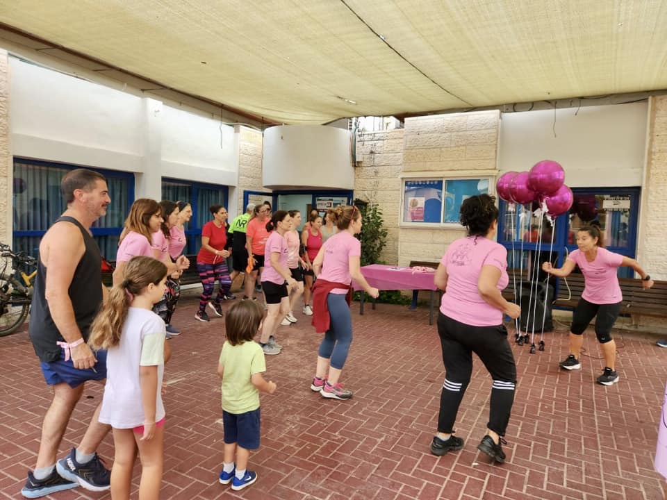 משתתפות במרוץ גם אני רצה להעלאת המודעות לסרטן השד בדרום השרון בהכנה קבוצתית