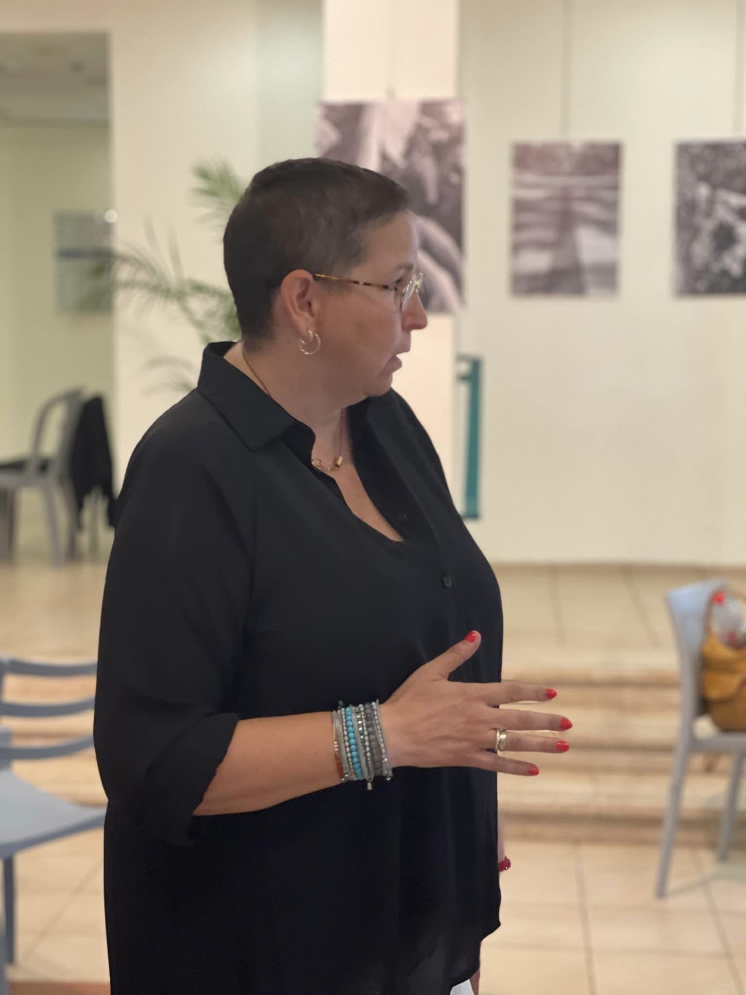 קרן רדליך בהרצאה במסגרת תערוכת סיפורי נפש