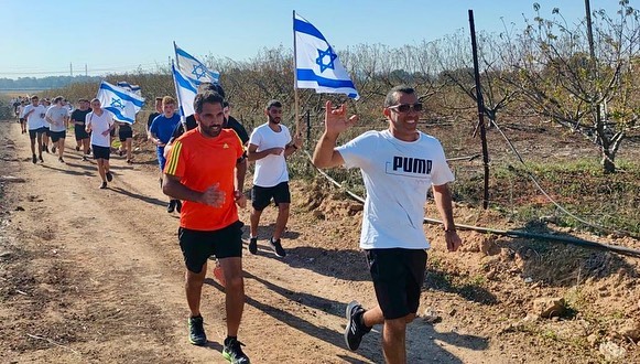 תלמידי התיכונים בריצה באירוע מרוץ הלפיד של דרום השרון