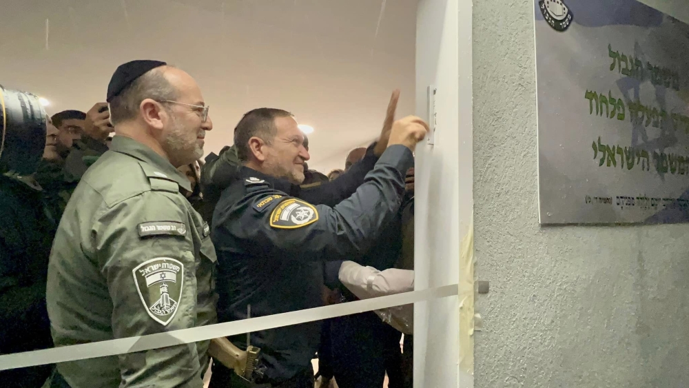 מקבעים את המזוזה בסיס המשמר הלאומי הראשון בישראל בדרום השרון