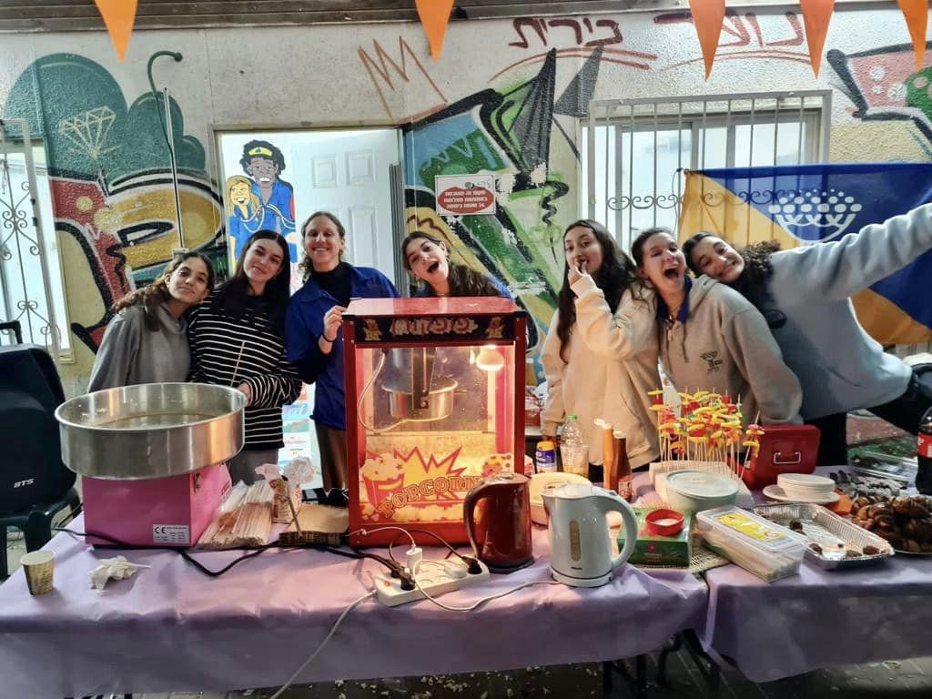 נוער דרום השרון בהפנינג מכירות לטובת עמותה לאלימות נגד נשים