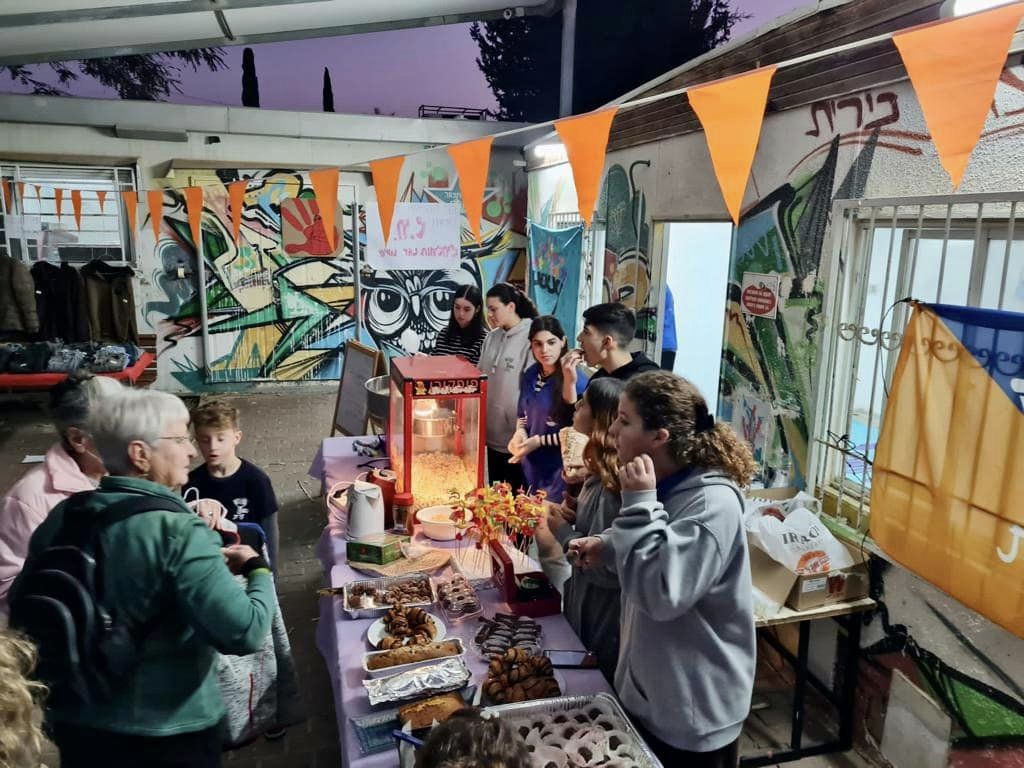 נוער דרום השרון בהפנינג מכירות לטובת עמותה לאלימות נגד נשים