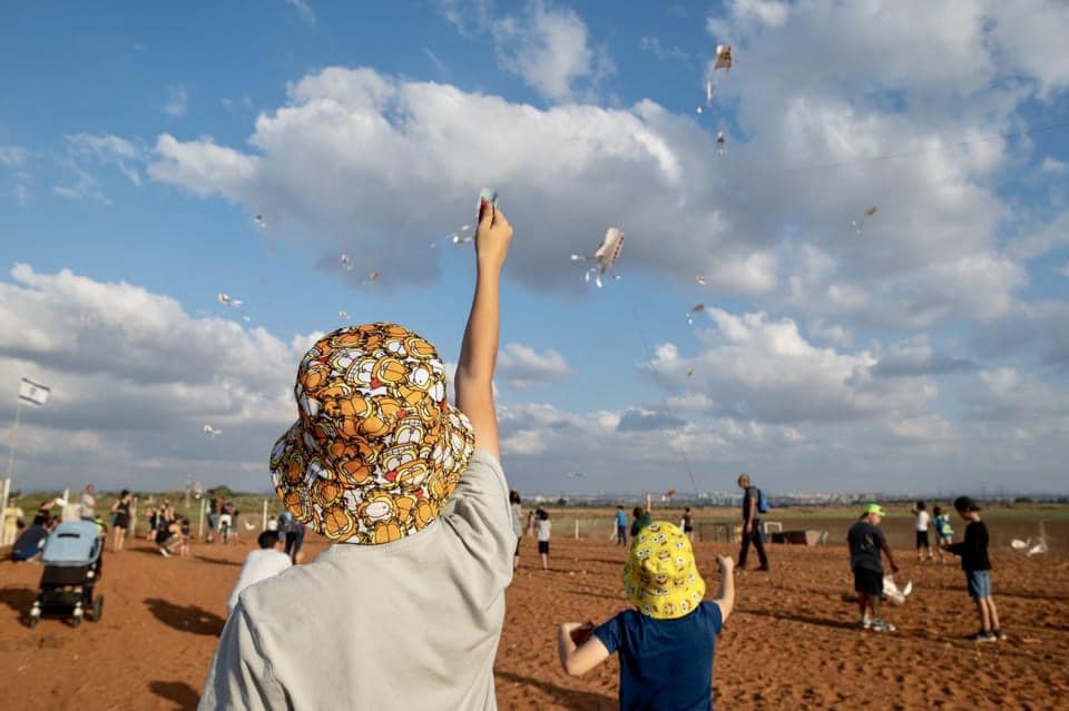 ילד מטיס עפיפון בהפנינג עפיפונים בדרום השרון