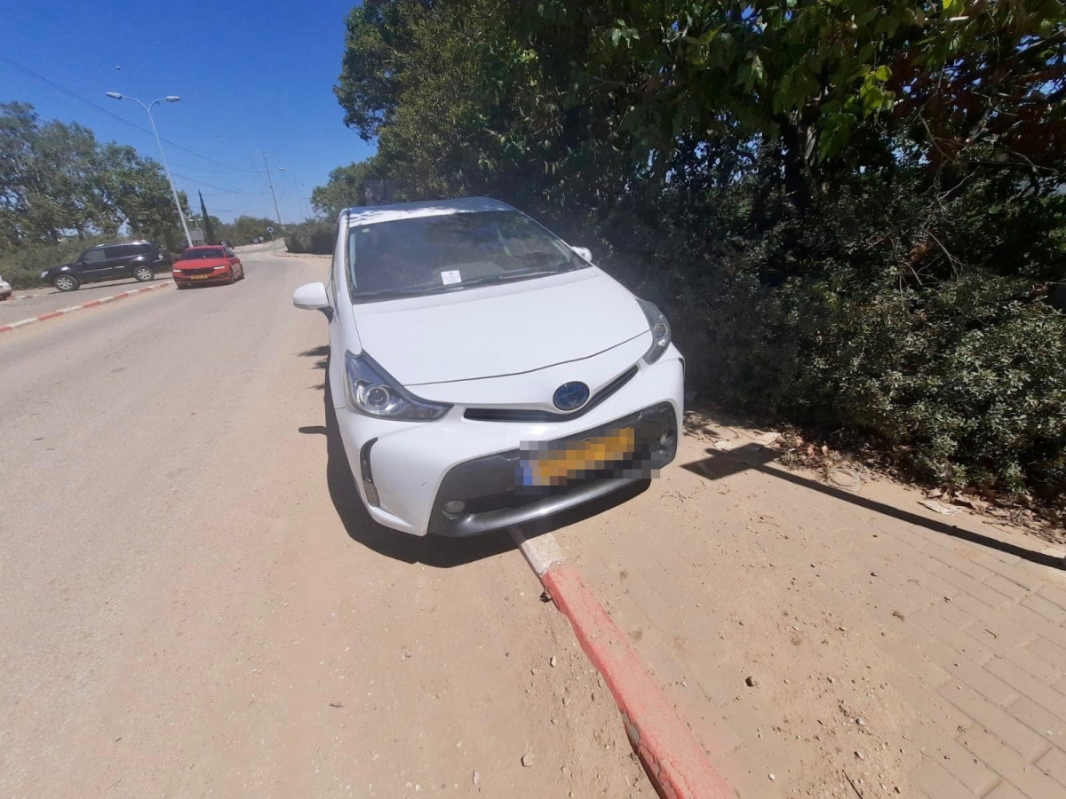 תמונות של חלוקת ברכות לחג הפסח במקום דו״חות על ידי פקחי רשות החניה של דרום השרון