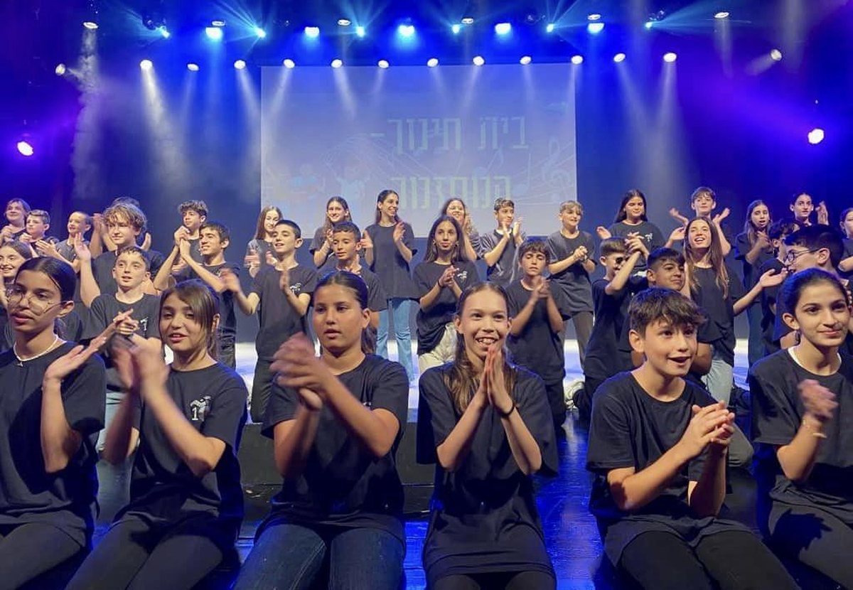 תמונות מטכסי הסיום אשר התקיימו בבתי הספר ברחבי המועצה