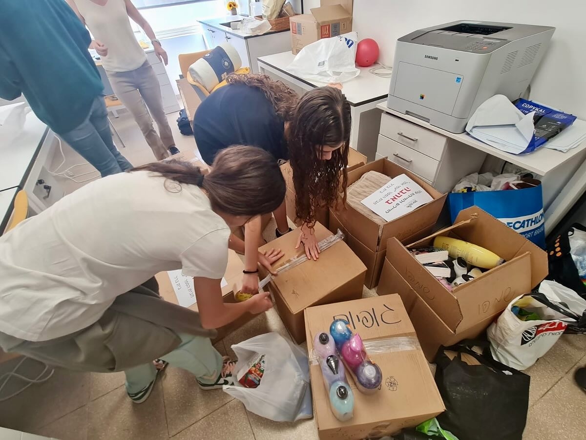 תמונות מבית הספר עמי אסף, מכינים חבילות ומכתבים לחיילים ולחיילות ששומרים עלינו