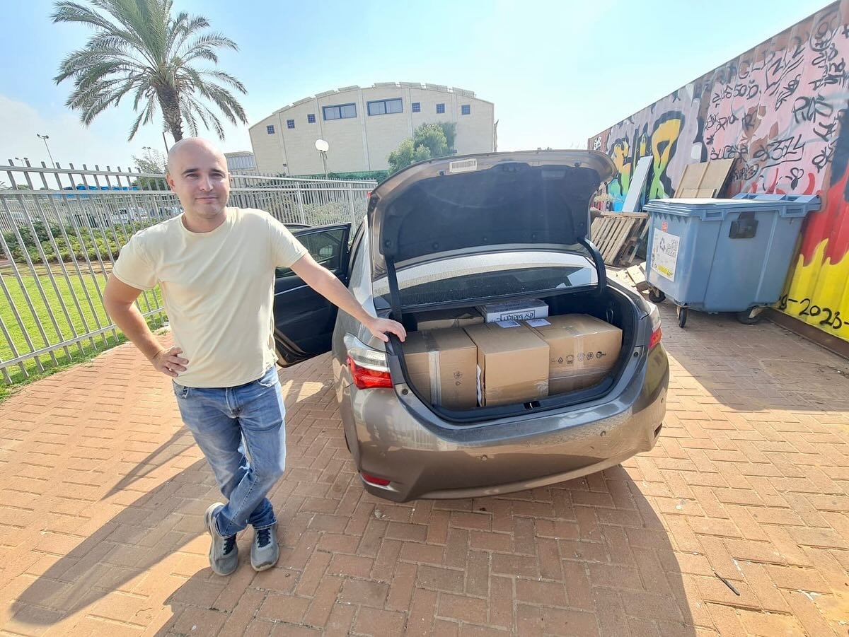 תמונות מבית הספר עמי אסף, מכינים חבילות ומכתבים לחיילים ולחיילות ששומרים עלינו