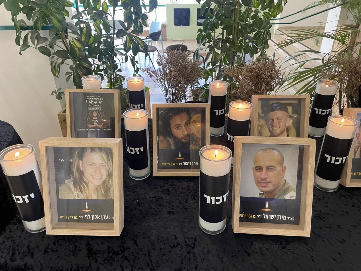עובדי ועובדות המועצה בפינת הזיכרון לזכרם של חללי המועצה שנפלו בעת מילוי תפקידם ונרצחו בטבח, עמדנו דקת דומיה והדלקנו נרות זיכרון