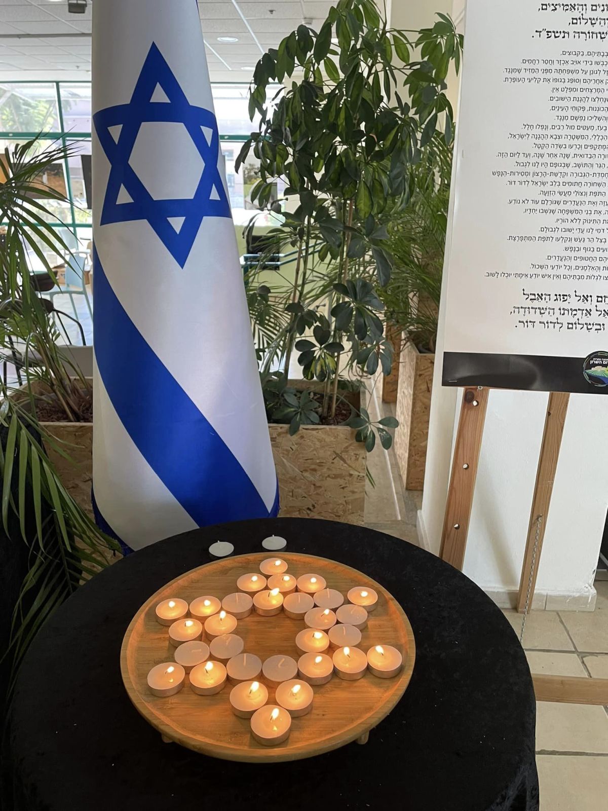 עובדי ועובדות המועצה בפינת הזיכרון לזכרם של חללי המועצה שנפלו בעת מילוי תפקידם ונרצחו בטבח, עמדנו דקת דומיה והדלקנו נרות זיכרון