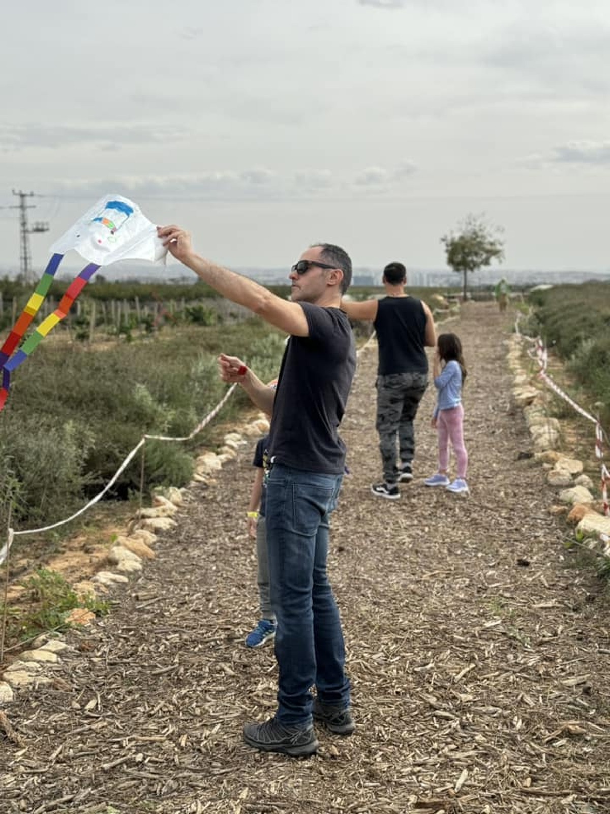 תמונות מארוע מפריחים עפיפונים לשחרורם בחווה החקלאית