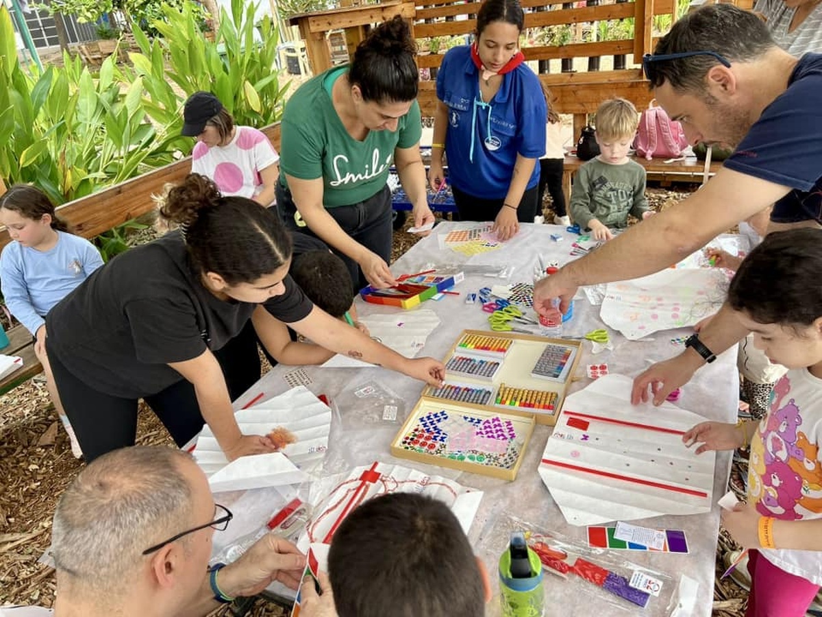 תמונות מארוע מפריחים עפיפונים לשחרורם בחווה החקלאית