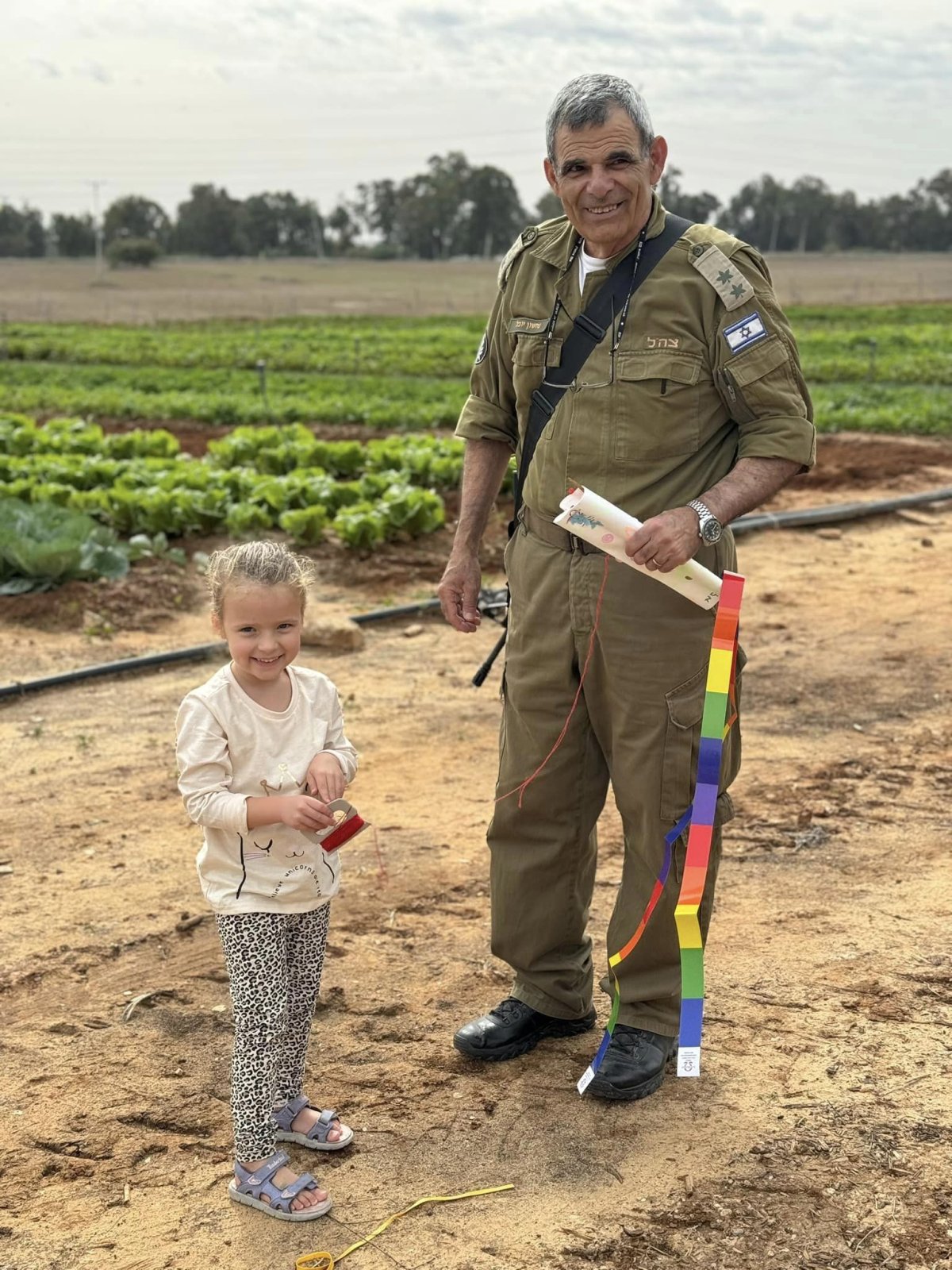 תמונות מארוע מפריחים עפיפונים לשחרורם בחווה החקלאית