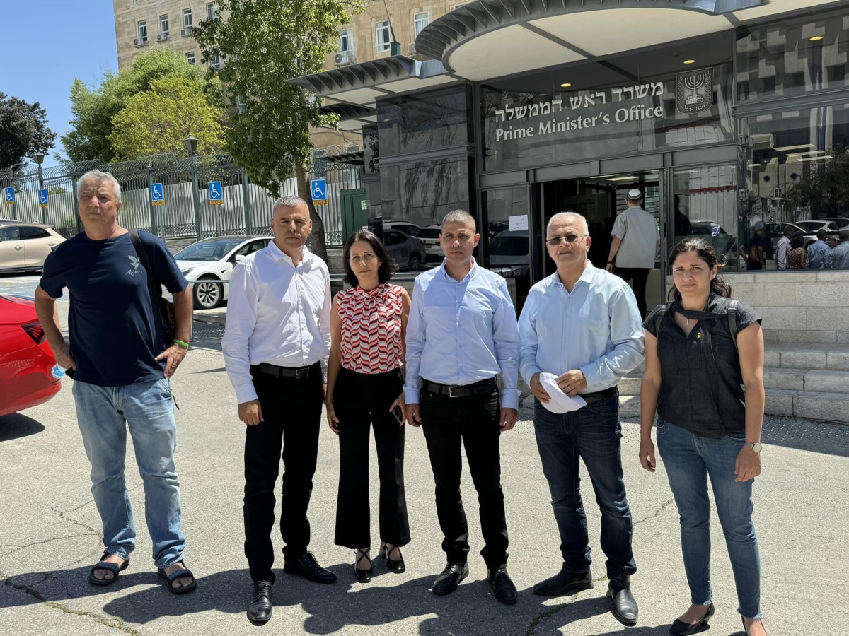 תמונתם של ראשי הרשויות מהשרון והשומרון בפתח משרד רוה''מ, היום.