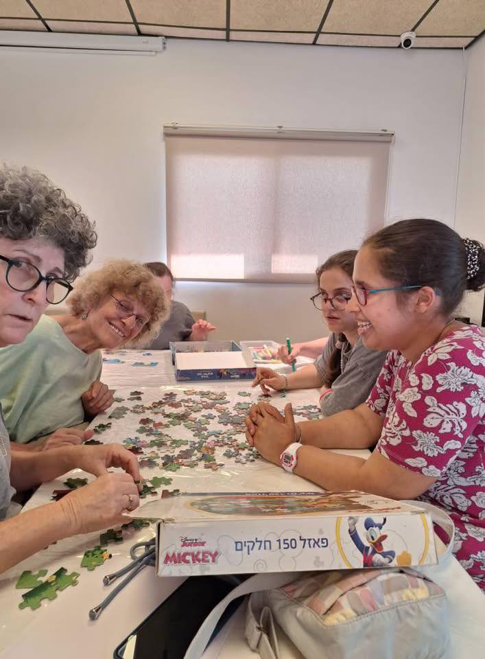 שיעור מיוחד עם כיתת הותיקים ו"עמותת עמיחי" בחווה החקלאית