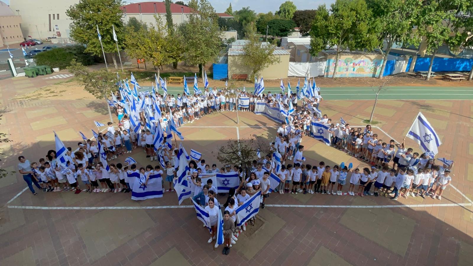 בית ספר אהרונוביץ תלמידים מעבדים את גינת בית הספר
