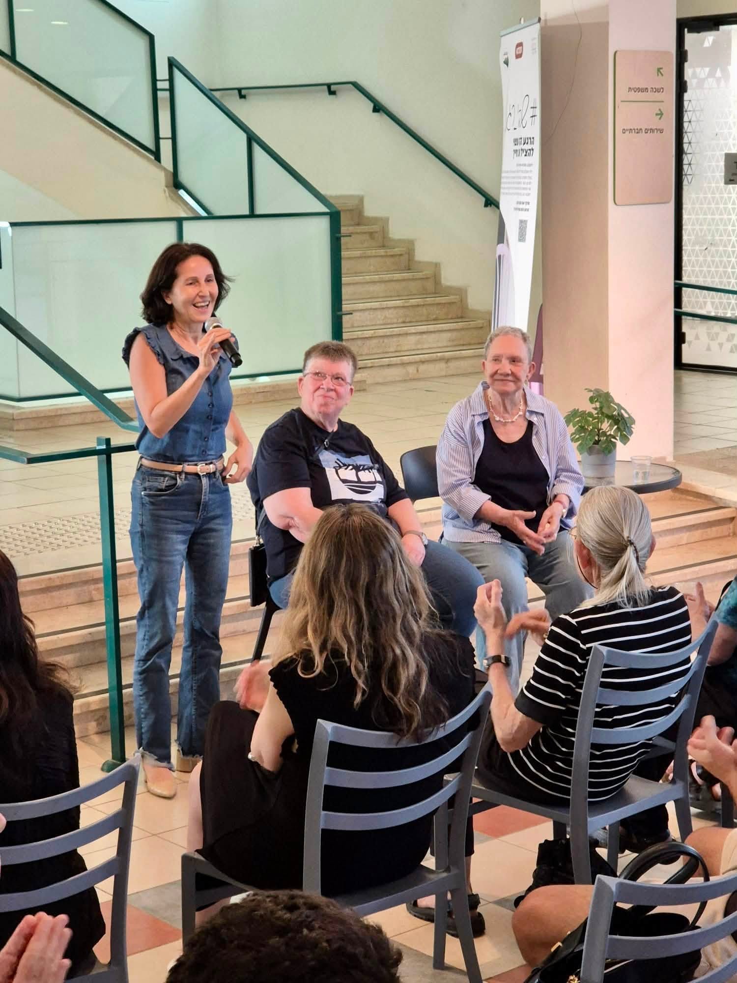 תמונות מהתערוכה הבניין המועצה