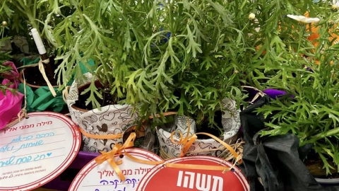 פעילות בחווה החקלאית יחד עם עובדות ועובדי קפה טוב (6).jpg