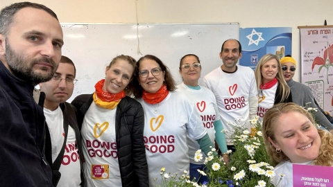 פעילות בחווה החקלאית יחד עם עובדות ועובדי קפה טוב (3).jpg