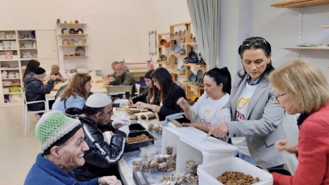 פעילות עם תשושי נפש במרכז מעש עמיחי הוד השרון (9).jpg