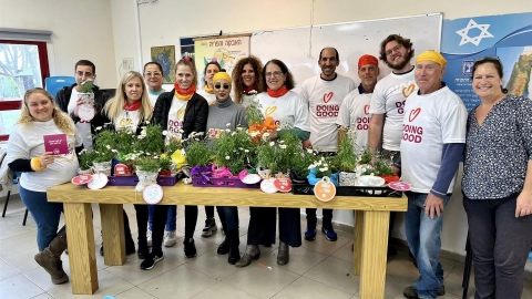 פעילות בחווה החקלאית יחד עם עובדות ועובדי קפה טוב (5).jpg